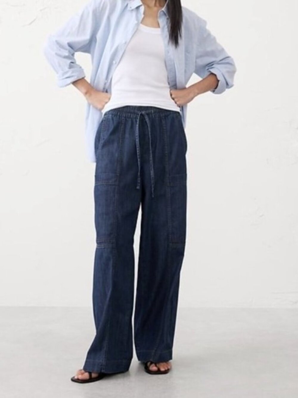 New, BANANA REPUBLIC Wide-Leg Mid-Rise Cargo Jeans - Small